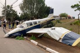 Avião sai da pista e invade praça no interior de SP